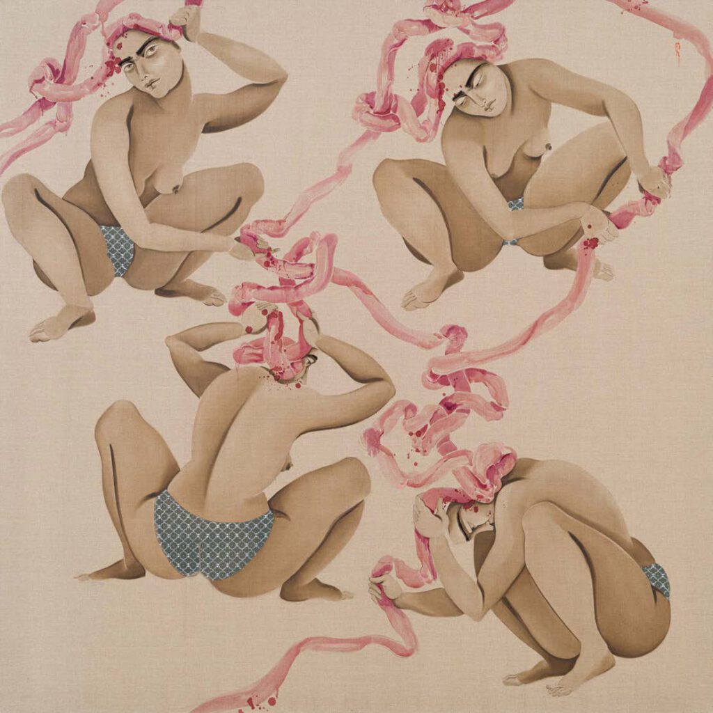 Verstrickungen mit Torshi Nr. 2 — Das quadratische Gemälde zeigt vier hockende Frauen, die nur mit einem Slip bekleidet sind. Verbunden sind sie durch rosafarbene schlauchartige Gebilde. Das bild ist mit Öl und Torshi auf Leinen gemalt. „Torshi“ wird mit dem Saft von hausgemachten Torshi-Gurken hergestellt, die rosa-mauve Farbe für die Bemalung verwendet wird. Körperform, Hautton und Kleidung sind bei allen Frauenfiguren relativ identisch. Sie haben kräftige Oberschenkel, schmale Taillen, schlanke Arme und kleine Brüste. Die Haut aller Frauen ist hell creme-braun. Die Slips sind blau, weiße Linien bilden ein Rautenmuster darauf. Auch die Gesichter mit den breiten Augenbrauen, geraden Nasen und kleinen Mündern ähneln sich. Sie wirken maskenhaft. Rosa Schlauchgebilde ersetzen die Haare und teilweise die Köpfe. Die vier Frauenfiguren nehmen jede eine identische Fläche auf dem cremefarbenen Untergrund ein. Drei sind in Ecken platziert, die Frau links unten ist ein Stück weit in die Bildmitte gerückt. Sie hat dem Betrachtenden den Rücken zugekehrt, ihre Beine sind gespreizt. In beiden Händen hält sie zwei Stränge des schlauchartigen Gebildes an ihrem Hinterkopf. Die Frauen in der oberen Bildhälfte sind dem Betrachtenden zugewandt, auch ihre Beine sind gespreizt. Die Frau links sieht geradeaus. Sie hält einen Schlauch an ihrem Kopf fest und einen anderen vor sich. Die Frau rechts hält den Blick gesenkt. Die rosa Schlingen auf ihrem Kopf scheinen ihn niederzudrücken. In ihren Händen hält sie einen weiteren Schlauch der in Schlingen und Schlaufen zu dem Kopf der Frau in der rechten unteren Bildecke führt. Hockend hat sie Kopf und Schulter zwischen die Beine geklemmt. Aus ihren Händen läuft der Schlauch zum unteren Bildrand und aus dem Bild. ——Entanglements with Torshi No. 2 — The square painting shows four squatting women dressed only in panties. They are connected by pink tubular formations. The painting is done with oil and torshi on linen. “Torshi” is made with the juice of homemade torshi pickles, wherein the pink-mauve colour is used in the painting. The body shape, skin tone and clothing are relatively identical in all the female figures. They have strong thighs, narrow waists, slender arms and small breasts. All the women have light cream-brown skin. The panties are blue and white lines form a diamond pattern on them. Their faces all similarly have broad eyebrows, straight noses and small mouths. They look mask-like. Pink tube formations replace their hair and, partly, their heads. The four female figures each occupy an identical-sized area on the cream-coloured background. Three are placed in corners, and the woman at the bottom left has moved a little way into the centre of the picture. She has her back turned to the viewer and her legs are spread. In both hands, she holds two strands of the tube-like structure at the back of her head. The women in the upper half of the picture are facing the viewer, their legs are also spread. The woman on the left is looking straight ahead. She is holding one tube against her head and another in front of her. The woman on the right keeps her gaze lowered. The pink loops on her head seem to weigh her down. In her hands, she holds another hose that leads in loops and loops to the head of the woman in the lower right corner of the picture. Squatting, she has her head and shoulder clamped between her legs. From her hands the hose runs to the lower edge of the picture and out of frame.  