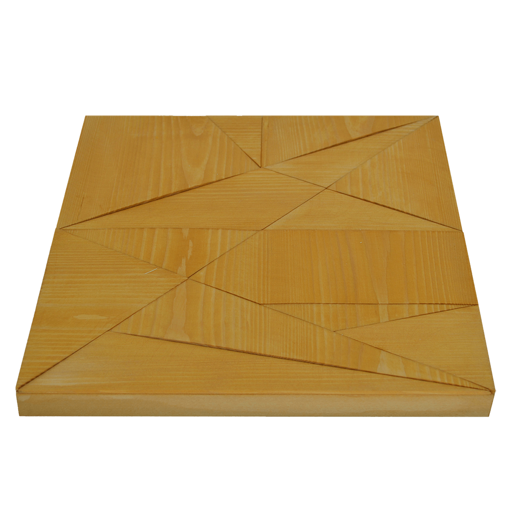 Kotsanas‘ hölzerne Reproduktion des Stomachion, eine moderne Reproduktion von Archimedes‘ Stomachion — Das Spiel besteht aus einer quadratischen Platte aus hellem Holz und 14 Holzteilen. Dabei handelt es sich um geometrische Formen, meist Dreiecke. Die flachen Holzteile sind auf der Platte so aneinandergelegt, dass sie ein Quadrat bilden. Je sieben Formen sind wie bei einem Puzzle so zusammengefügt, dass sie zwei waagrechte Rechtecke ergeben. Gleichzeitig ergeben jeweils sieben Formen zwei gleichschenklige Dreiecke, deren lange Seiten eine Diagonale von links unten nach rechts oben in dem Quadrat bilden. Die 14 Holzteile umfassen 11 Dreiecke, 2 Vierecke und ein Fünfeck. Die Dreiecke haben verschiedene Formen, bis auf zwei, die gleich in Form und Fläche sind. Die Vierecke und das Fünfeck haben unterschiedlich lange Seiten. Ein Viereck erinnert an die Form eines Papierdrachens, das Fünfeck an die Giebelseite eines Hauses. Alle Teile bestehen aus gemasertem hellem Holz. Gelegentlich reicht die Maserung in angrenzende Bereiche der geometrischen Formen hinein. —— Kotsanas' wooden reproduction of the Stomachion, a modern reproduction of Archimedes' Stomachion — The game consists of a square board made of light-coloured wood and 14 wooden pieces. These pieces are geometric shapes, mostly triangles. The flat wooden pieces are placed together on the board so that they form a square. Seven shapes are placed together, like in a puzzle, so that they form two horizontal rectangles. At the same time, seven shapes each make two isosceles triangles. The long sides of these triangles form a diagonal line from the bottom left to the top right of the square. The 14 wooden pieces comprise of 11 triangles, 2 squares and a pentagon. The triangles have different shapes, except for two that are the same in shape and area. The quadrilaterals and the pentagon have sides of different lengths. One square is reminiscent of the shape of a paper kite. The pentagon is reminiscent of the gable end of a house. All parts are made of light-coloured wood with a grained texture. Occasionally, the grain extends into adjacent areas of the geometric shapes.