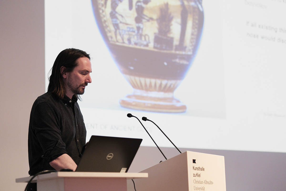 Workshop "Der gefühlte Körper" im Rahmen der internationalen Konferenz "Comparative Guts" in der Kieler Kunsthalle. Victor Golubev (Prag) während seines Vortrags GUT SCENT – The Smell of Guts .