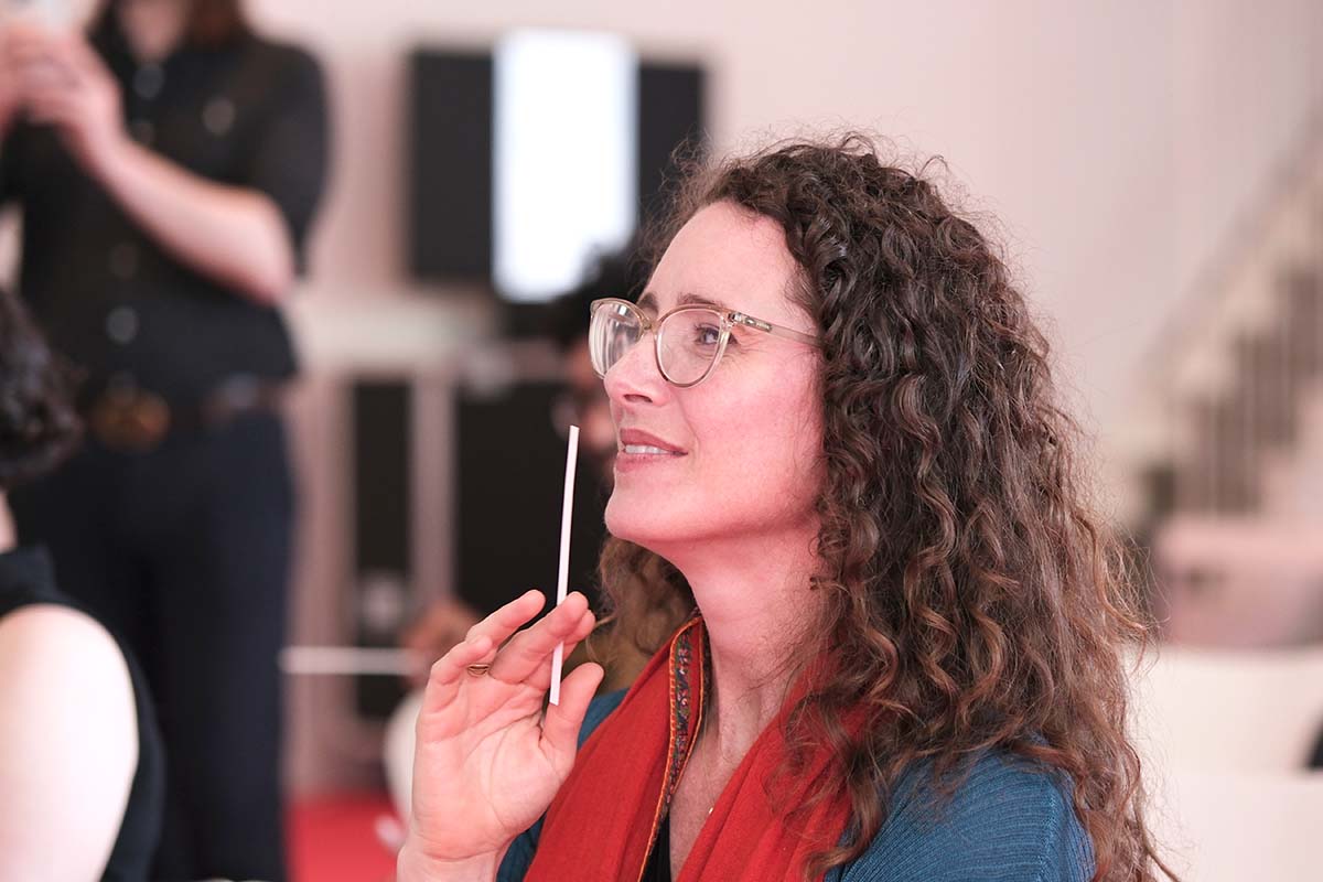 Workshop "Der gefühlte Körper" im Rahmen der internationalen Konferenz "Comparative Guts" in der Kieler Kunsthalle. Teilnehmerin Tawni Tidwell testet Geruchsprpben der Parfümeurin Klara Ravat.